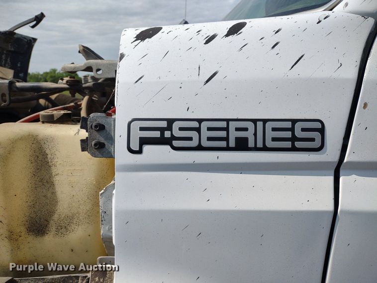 image for item DS6419 1999 Ford F800  flatbed truck