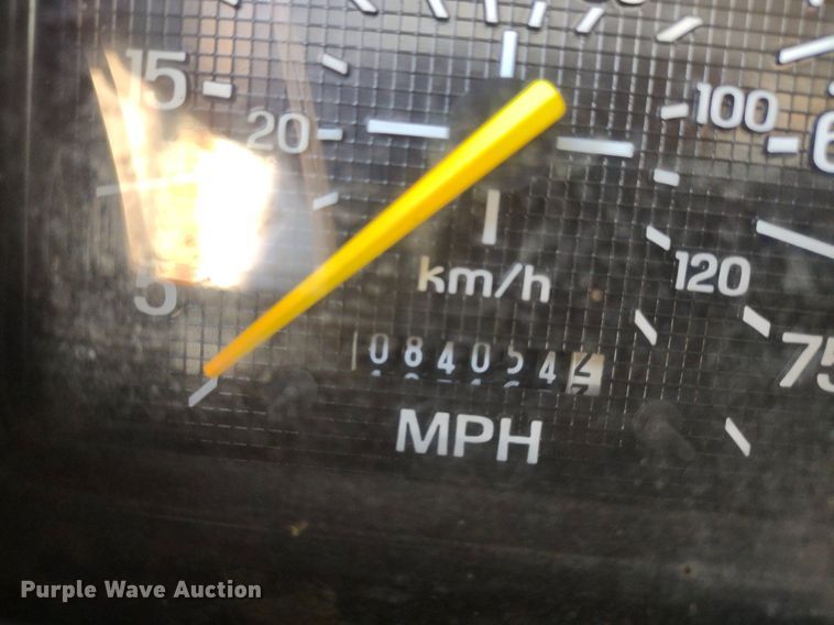 image for item DS6419 1999 Ford F800  flatbed truck