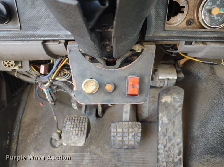 image for item DS6419 1999 Ford F800  flatbed truck