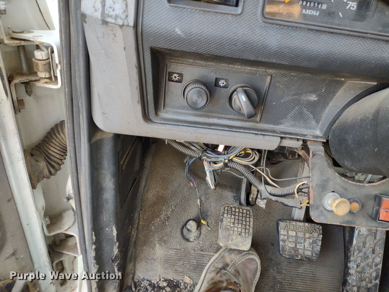 image for item DS6419 1999 Ford F800  flatbed truck