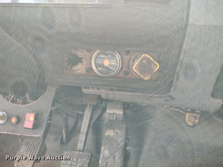 image for item DS6419 1999 Ford F800  flatbed truck