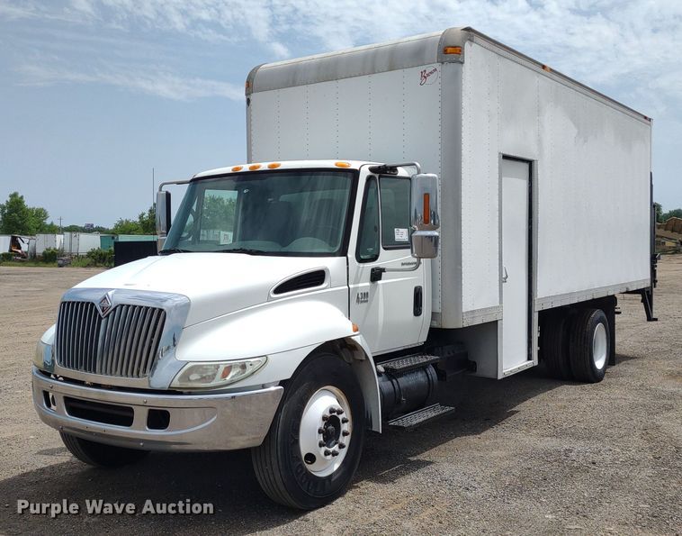 image for item DS6427 2004 International 4300  box truck