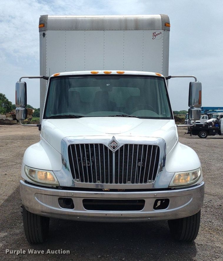 image for item DS6427 2004 International 4300  box truck