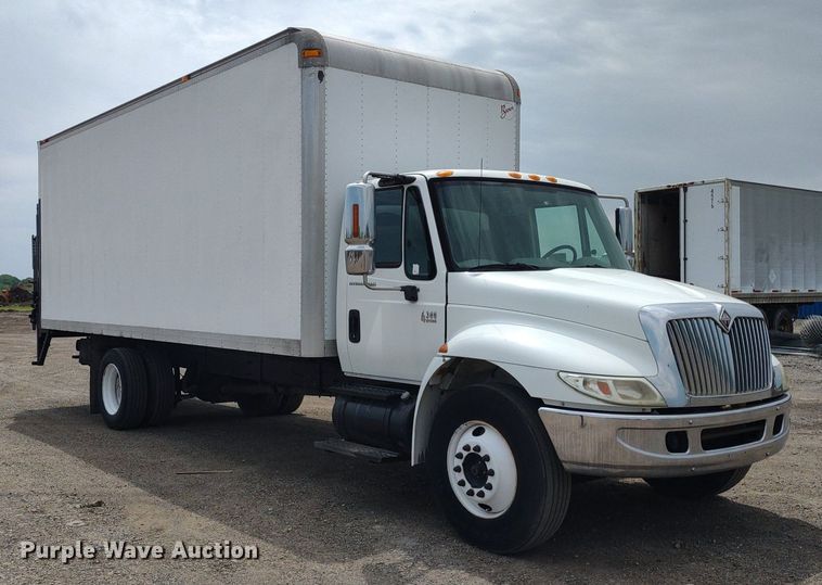 image for item DS6427 2004 International 4300  box truck