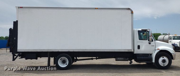 image for item DS6427 2004 International 4300  box truck