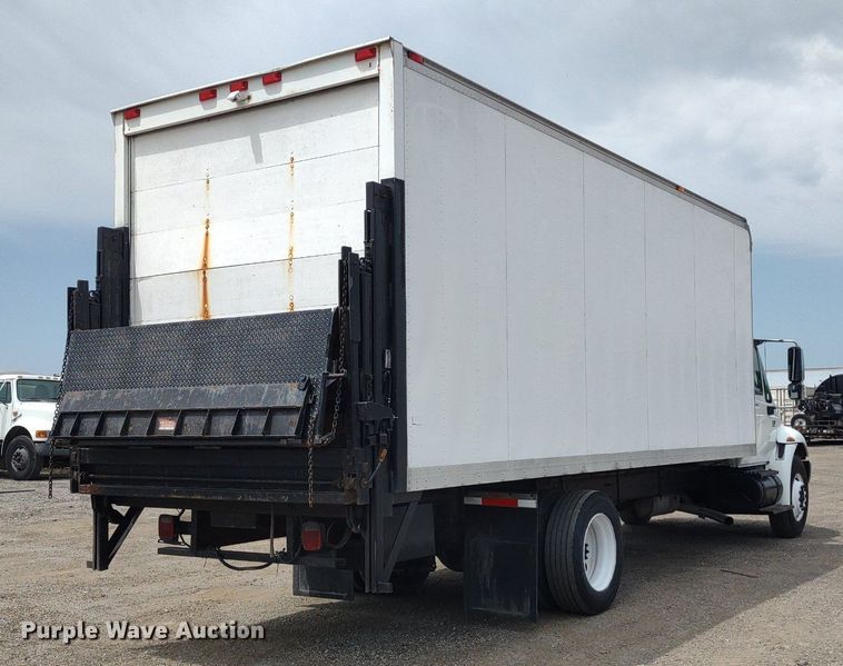 image for item DS6427 2004 International 4300  box truck