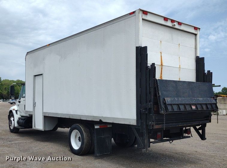 image for item DS6427 2004 International 4300  box truck