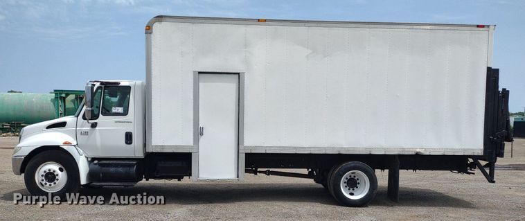 image for item DS6427 2004 International 4300  box truck
