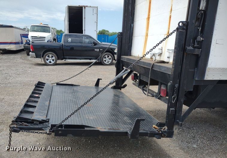 image for item DS6427 2004 International 4300  box truck