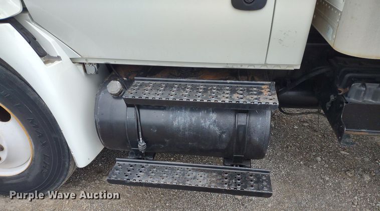 image for item DS6427 2004 International 4300  box truck