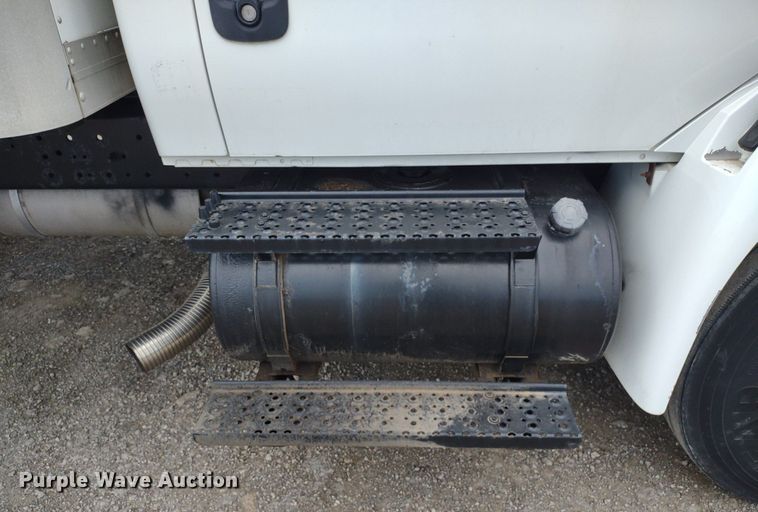 image for item DS6427 2004 International 4300  box truck