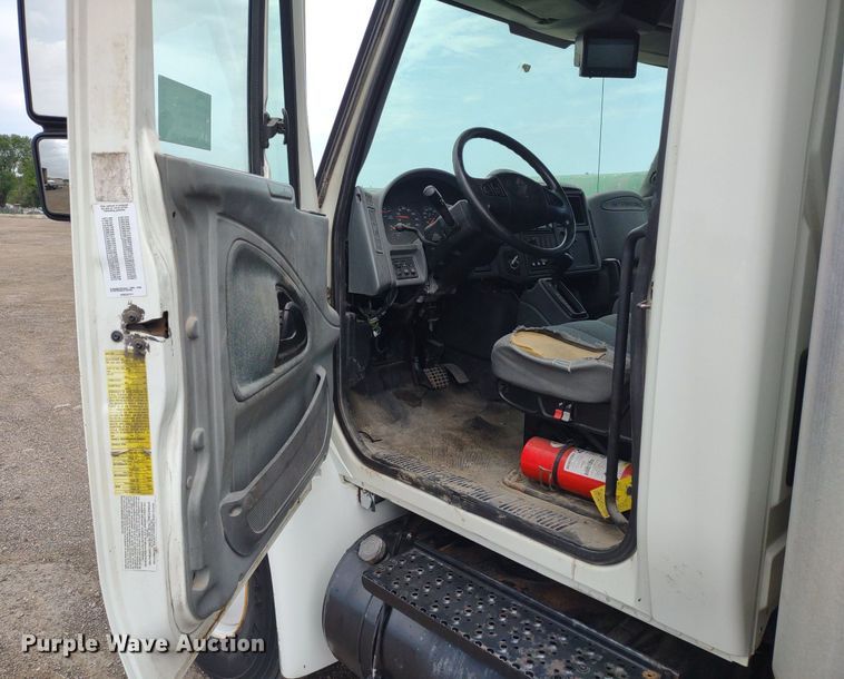 image for item DS6427 2004 International 4300  box truck