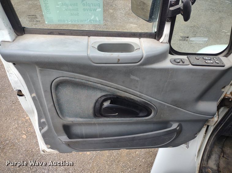 image for item DS6427 2004 International 4300  box truck