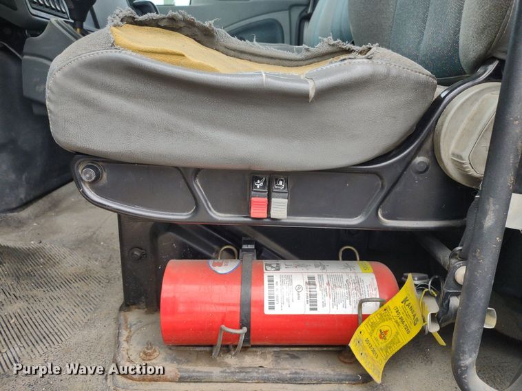 image for item DS6427 2004 International 4300  box truck