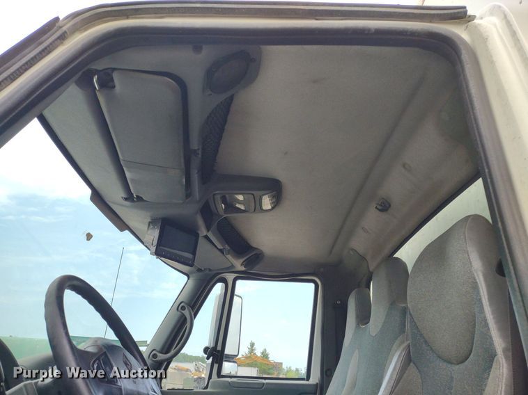 image for item DS6427 2004 International 4300  box truck