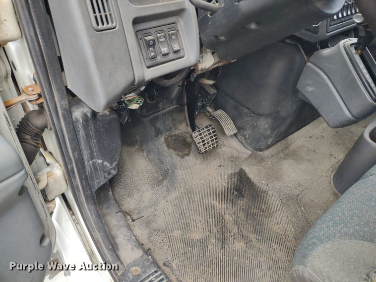 image for item DS6427 2004 International 4300  box truck