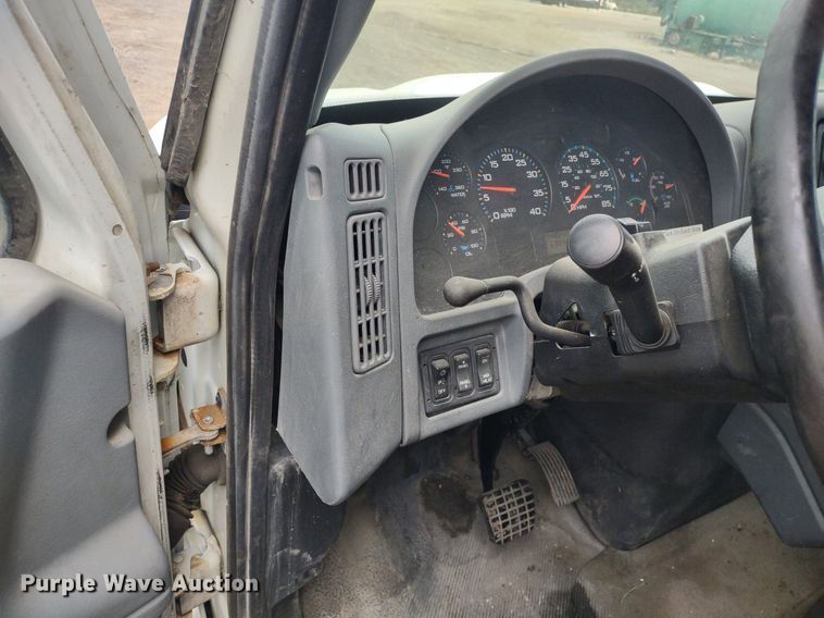 image for item DS6427 2004 International 4300  box truck