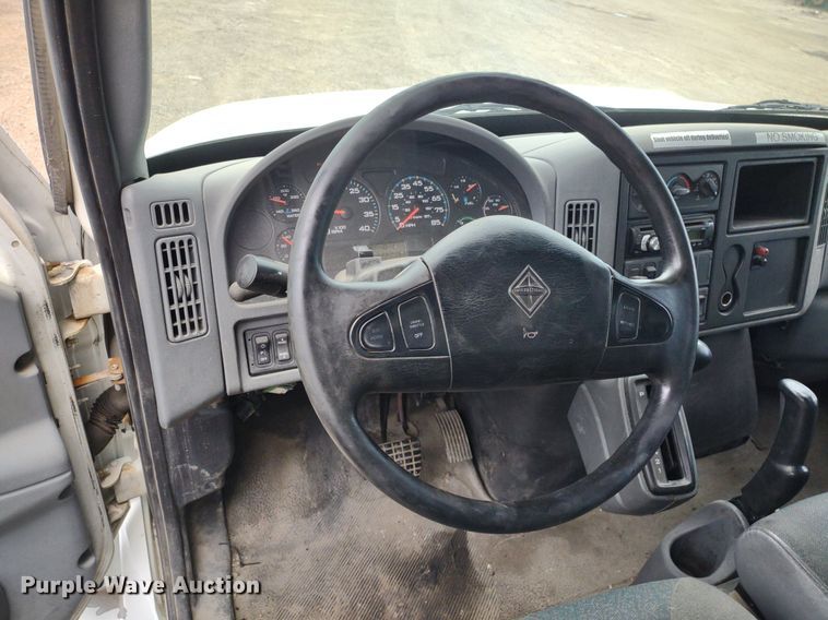 image for item DS6427 2004 International 4300  box truck