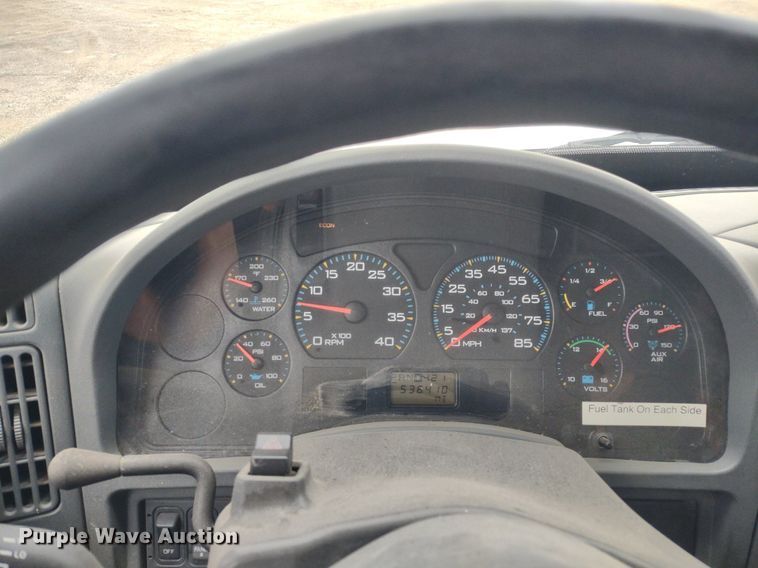 image for item DS6427 2004 International 4300  box truck