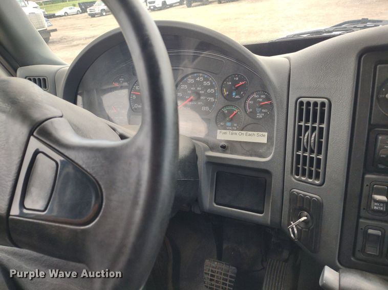 image for item DS6427 2004 International 4300  box truck