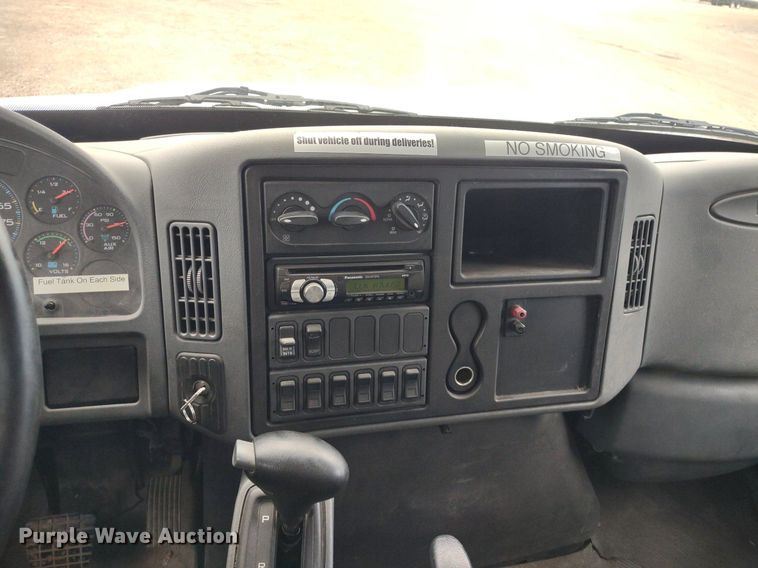 image for item DS6427 2004 International 4300  box truck