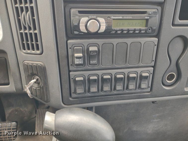 image for item DS6427 2004 International 4300  box truck