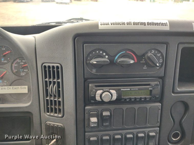 image for item DS6427 2004 International 4300  box truck