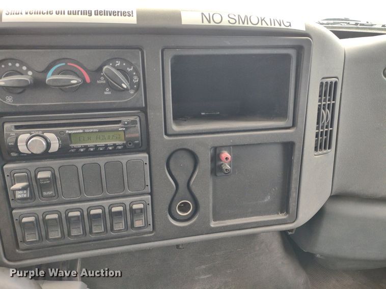 image for item DS6427 2004 International 4300  box truck