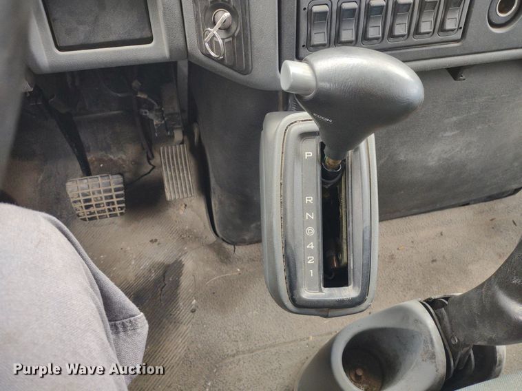 image for item DS6427 2004 International 4300  box truck