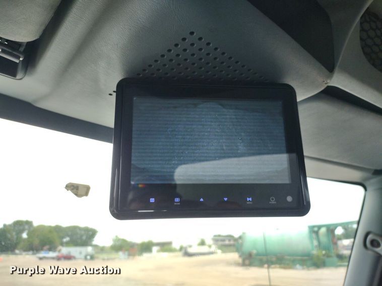 image for item DS6427 2004 International 4300  box truck