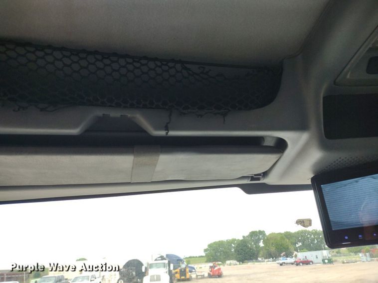 image for item DS6427 2004 International 4300  box truck