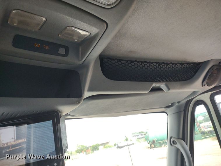 image for item DS6427 2004 International 4300  box truck