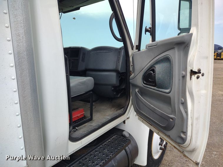 image for item DS6427 2004 International 4300  box truck