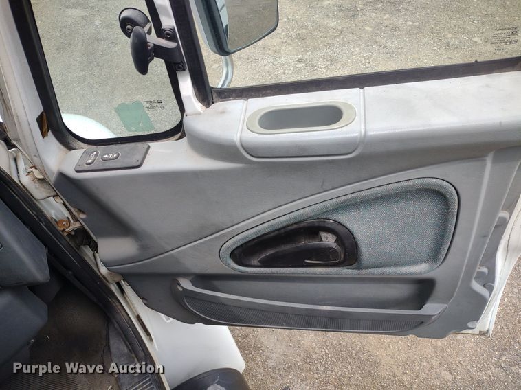 image for item DS6427 2004 International 4300  box truck