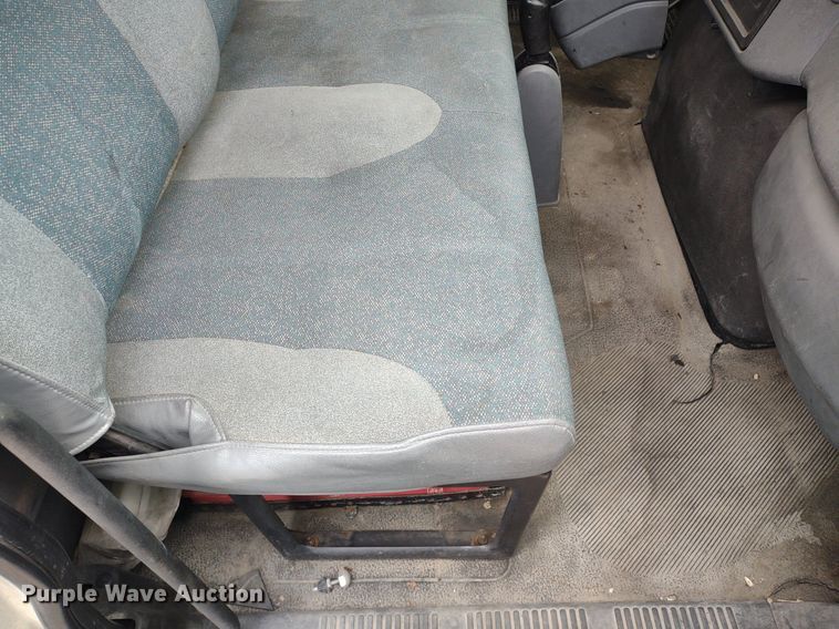 image for item DS6427 2004 International 4300  box truck