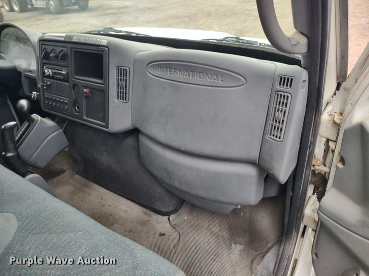 image for item DS6427 2004 International 4300  box truck