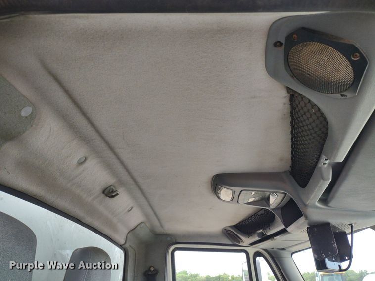 image for item DS6427 2004 International 4300  box truck