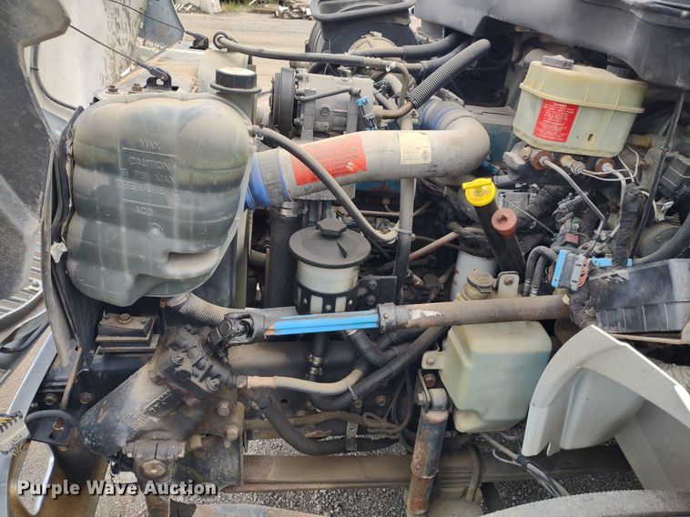 image for item DS6427 2004 International 4300  box truck