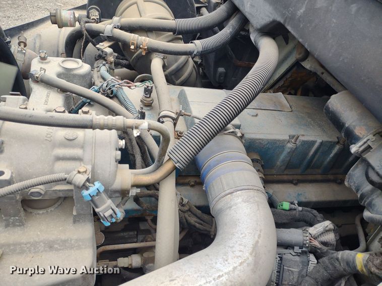 image for item DS6427 2004 International 4300  box truck