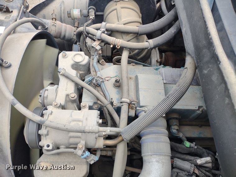 image for item DS6427 2004 International 4300  box truck