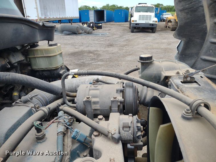 image for item DS6427 2004 International 4300  box truck