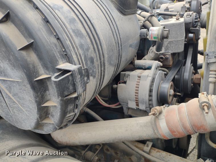 image for item DS6427 2004 International 4300  box truck