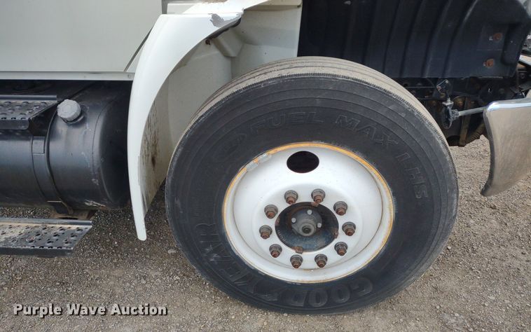 image for item DS6427 2004 International 4300  box truck