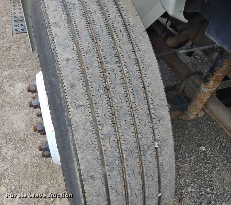 image for item DS6427 2004 International 4300  box truck