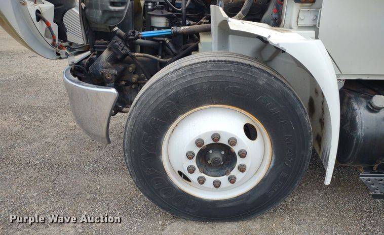 image for item DS6427 2004 International 4300  box truck