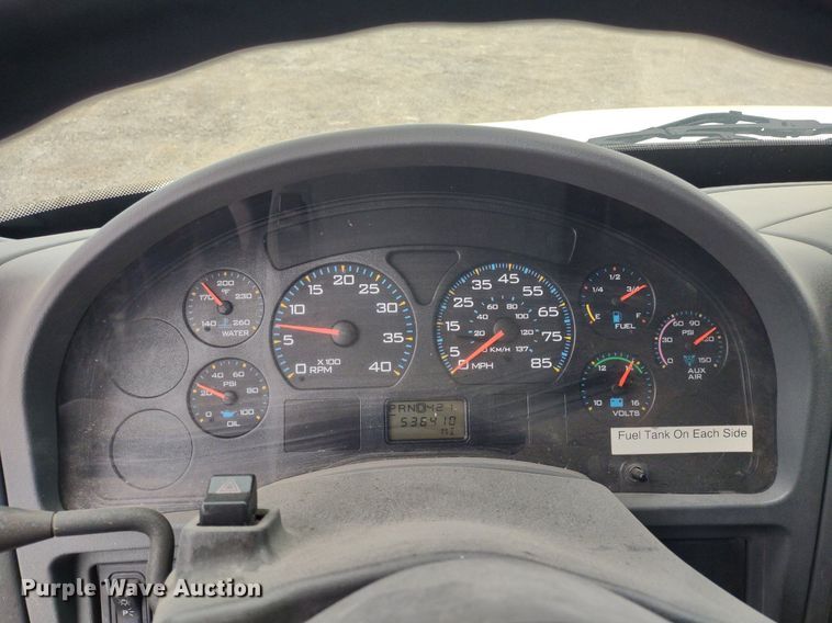 image for item DS6427 2004 International 4300  box truck