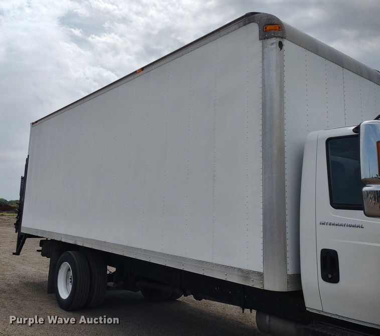 image for item DS6427 2004 International 4300  box truck
