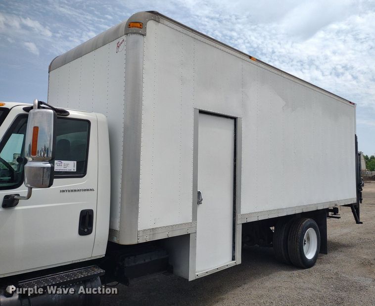 image for item DS6427 2004 International 4300  box truck