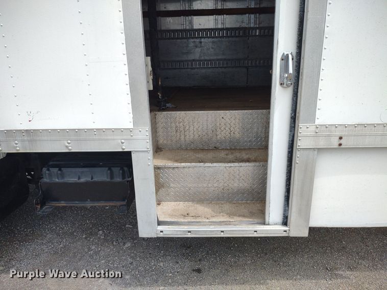 image for item DS6427 2004 International 4300  box truck