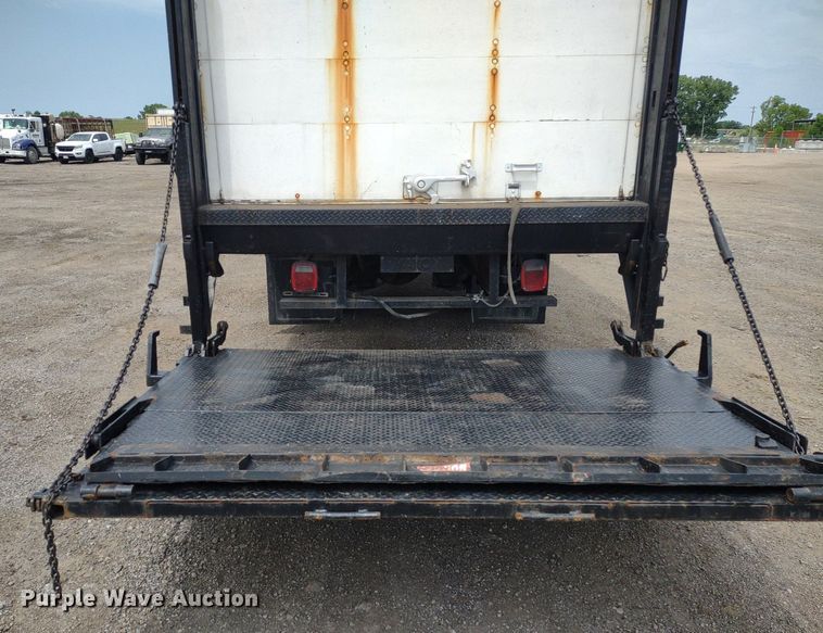 image for item DS6427 2004 International 4300  box truck